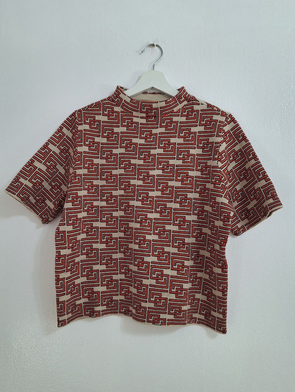 NWT Ann Taylor Red and Cream Geometric Mock Neck Short Sleeve Top